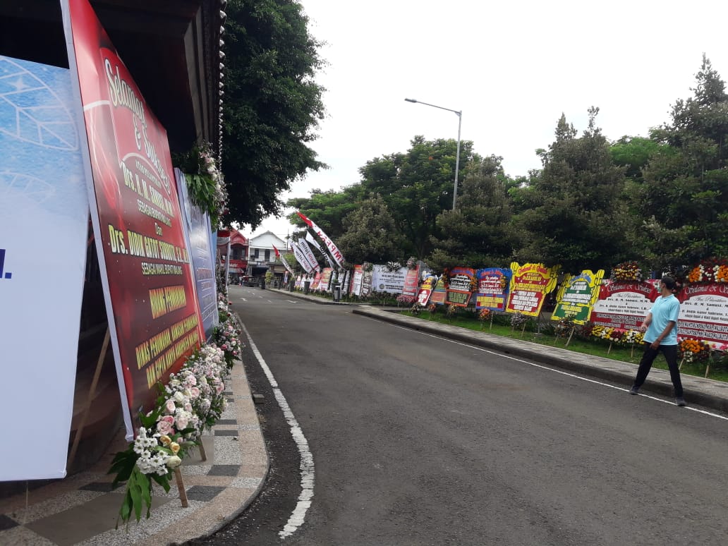 Ratusan Karangan Bunga Hiasi Pendopo Kabupaten Malang