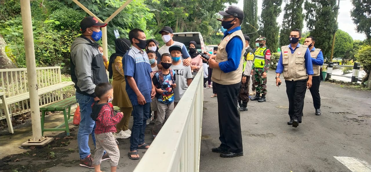 Hilangkan Kejenuhan, Pengungsi Dusun Brau Wisata ke Selecta