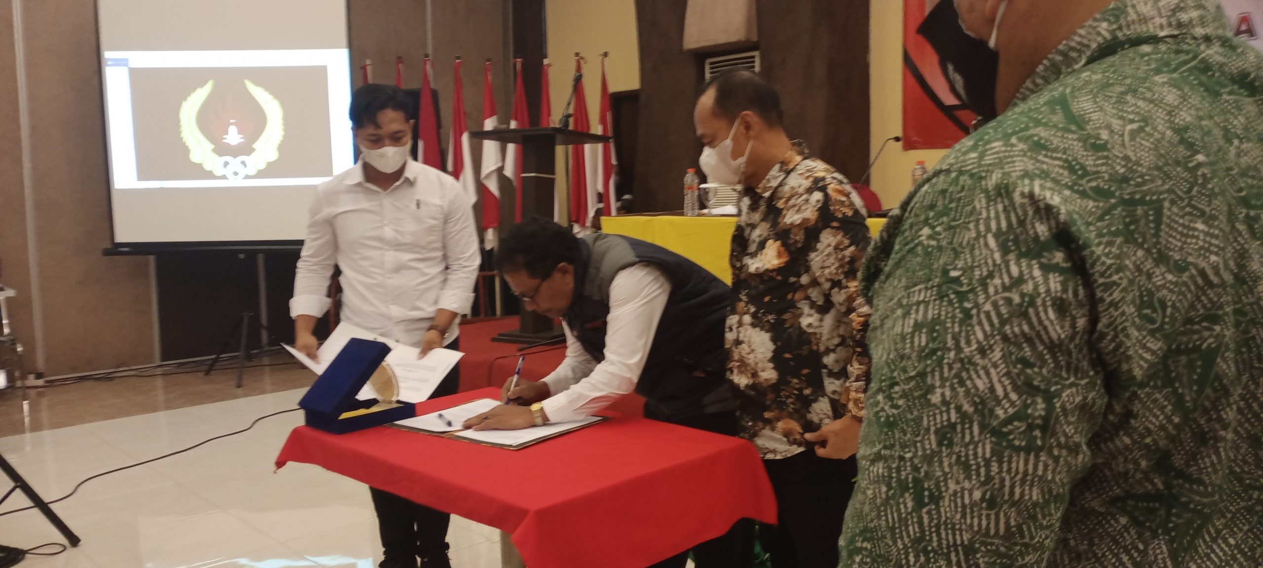 Kolaborasikan Prestasi dan Pendidikan Atlet KONI Kabupaten Malang Mou dengan IBU
