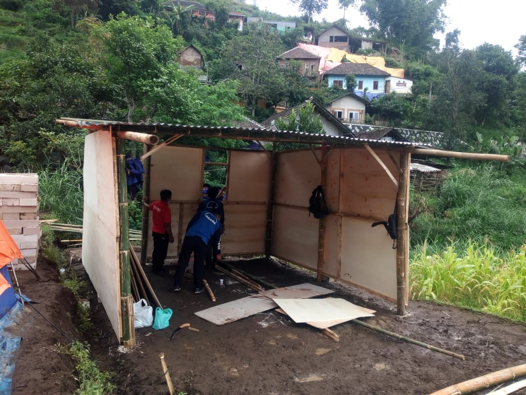 Bagunan Semi Permanen untuk Pengungsi di Dusun Brau Mulai Didirikan