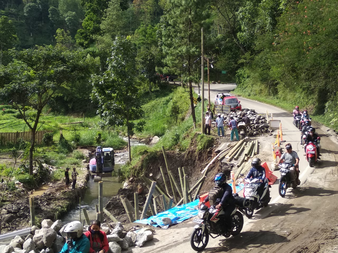 Jalan Provinsi Kediri-Batu Kembali Longsor, Kendaraan Bertonase Berat Wajib Putar Balik