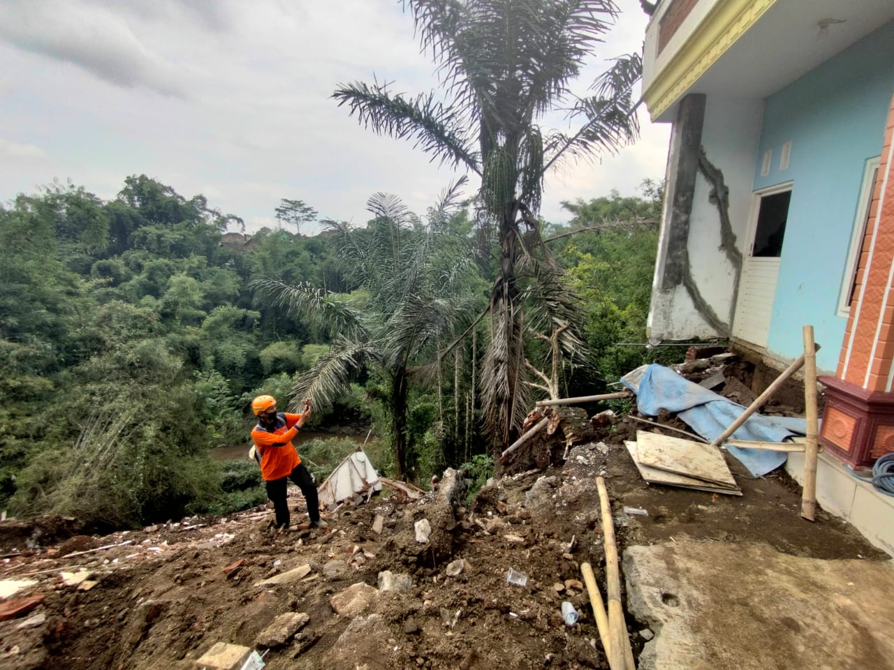 Hujan Deras Akibatkan Rumah Longsor di Kelurahan Bumiayu