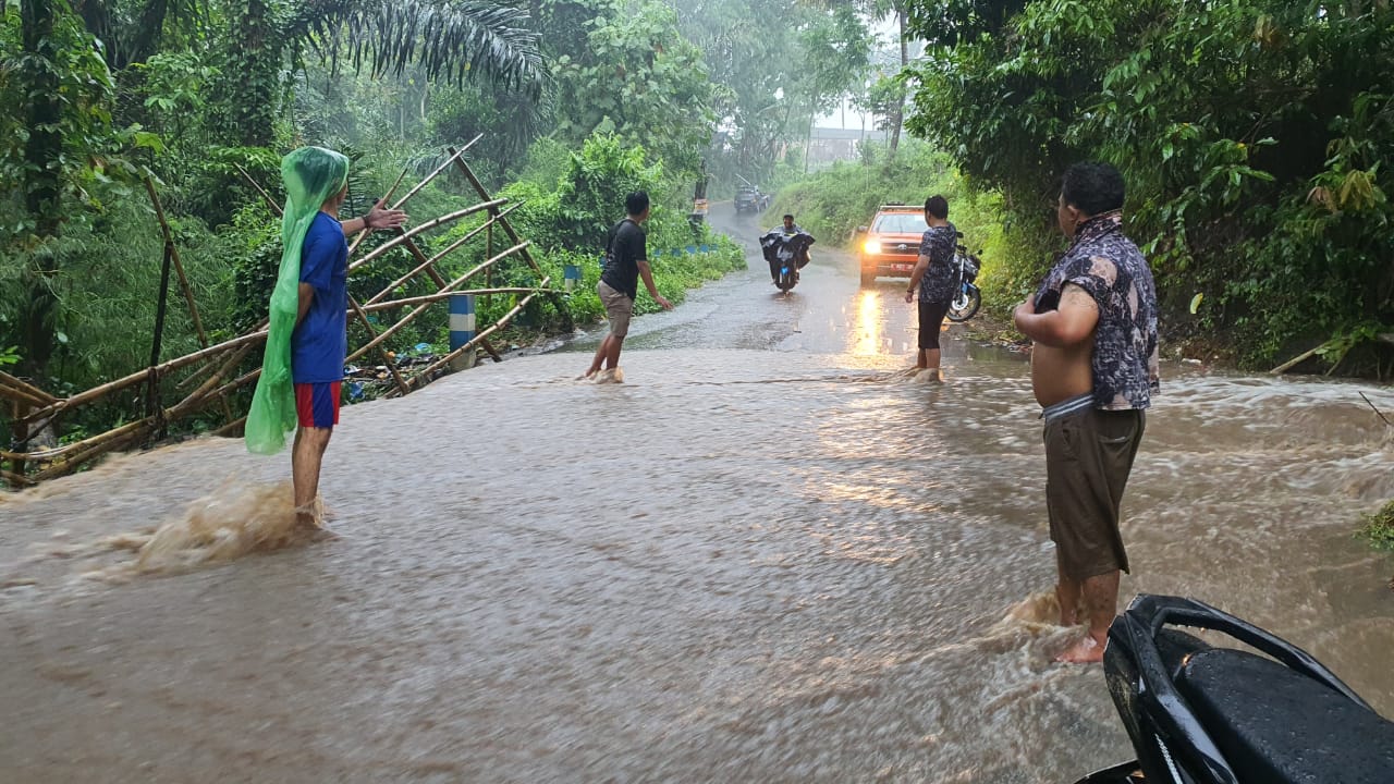Sungai Meranak Dusun Ngukir Kota Batu Meluap, Lalu Lintas Terganggu