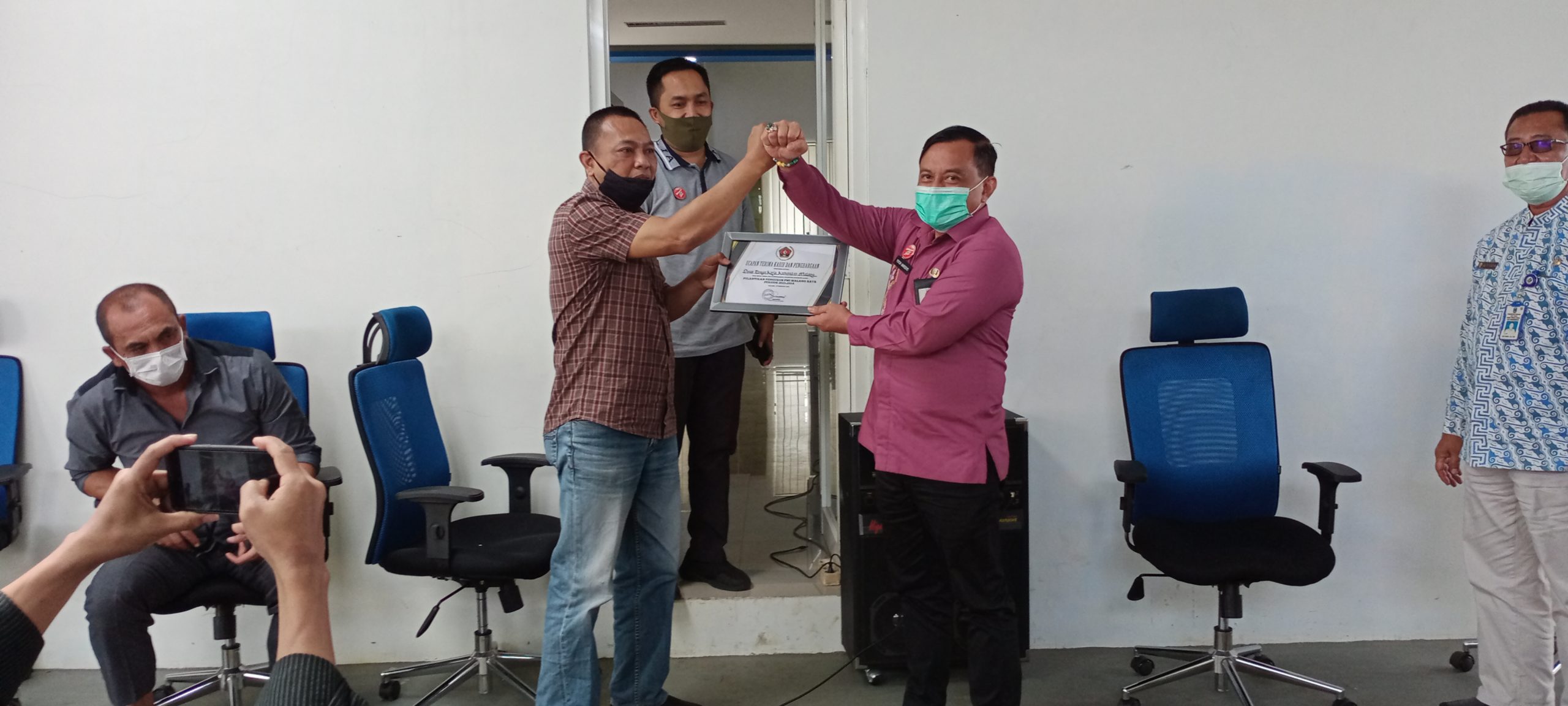 PWI Malang Raya Beri Penghargaan ke Disnaker Pemkab Malang Sebagai OPD Informatif