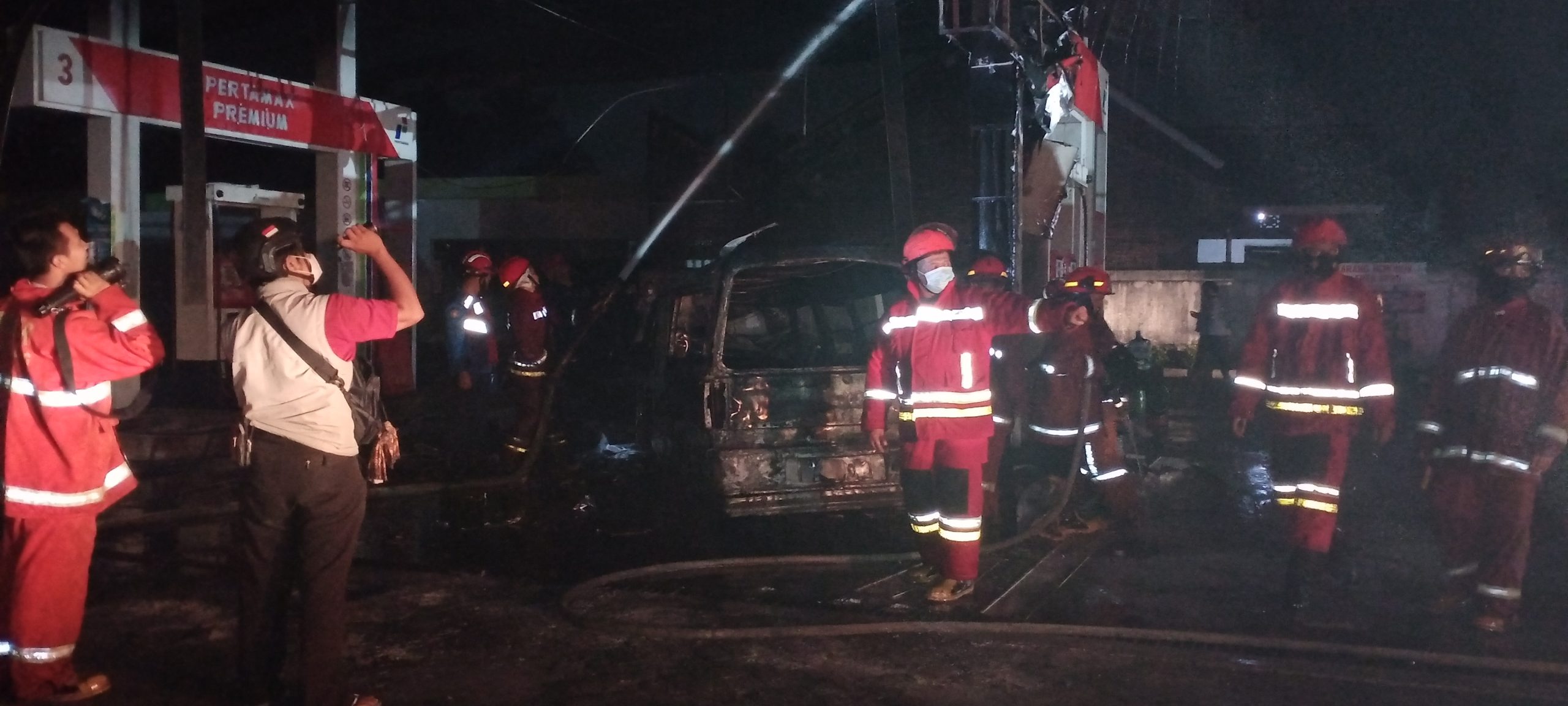 Api Diduga Sambar Mobil Angkot saat Isi Bensin di SPBU Mayjen Sungkono