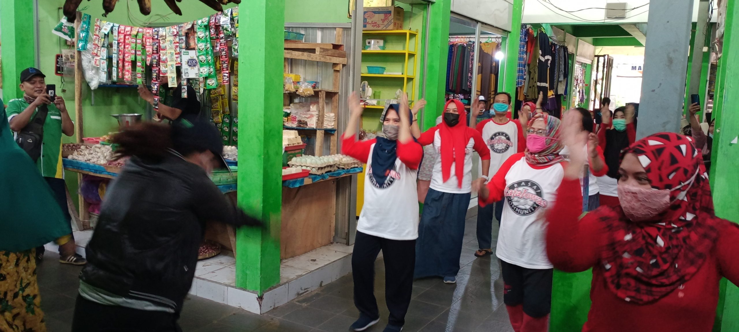 Pedagang Pasar Sawojajar Sempatkan Ikuti Senam Sehat Sambil Jualan