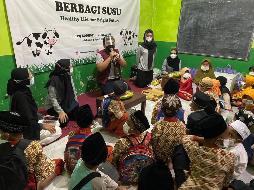 Semangat Peduli dan Berbagi, Swayanaka Malang Bagi Susu di  TPQ Raudhotul Mubtadiin