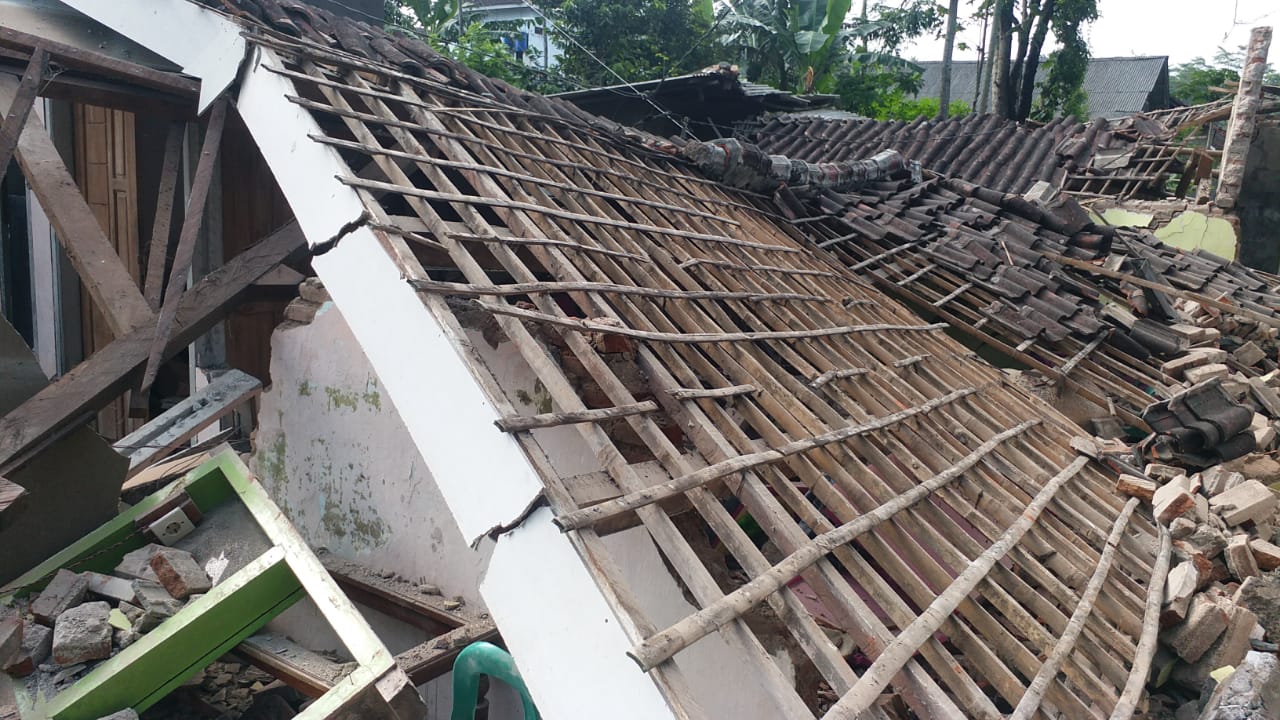 Rumah Sanusi di Dampit Roboh dan Rusak Berat Akibat Gempa