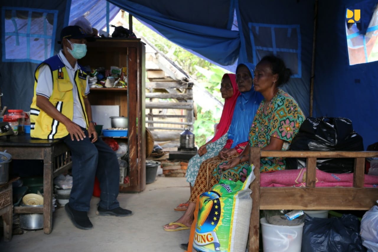Kumpulan Bantuan Pegawai Kementerian PUPR Diserahkan untuk Korban Gempa Kabupaten Malang