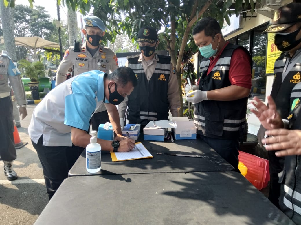 Sejumlah Personel Satresnarkoba Polres Malang Jalani Tes Urine