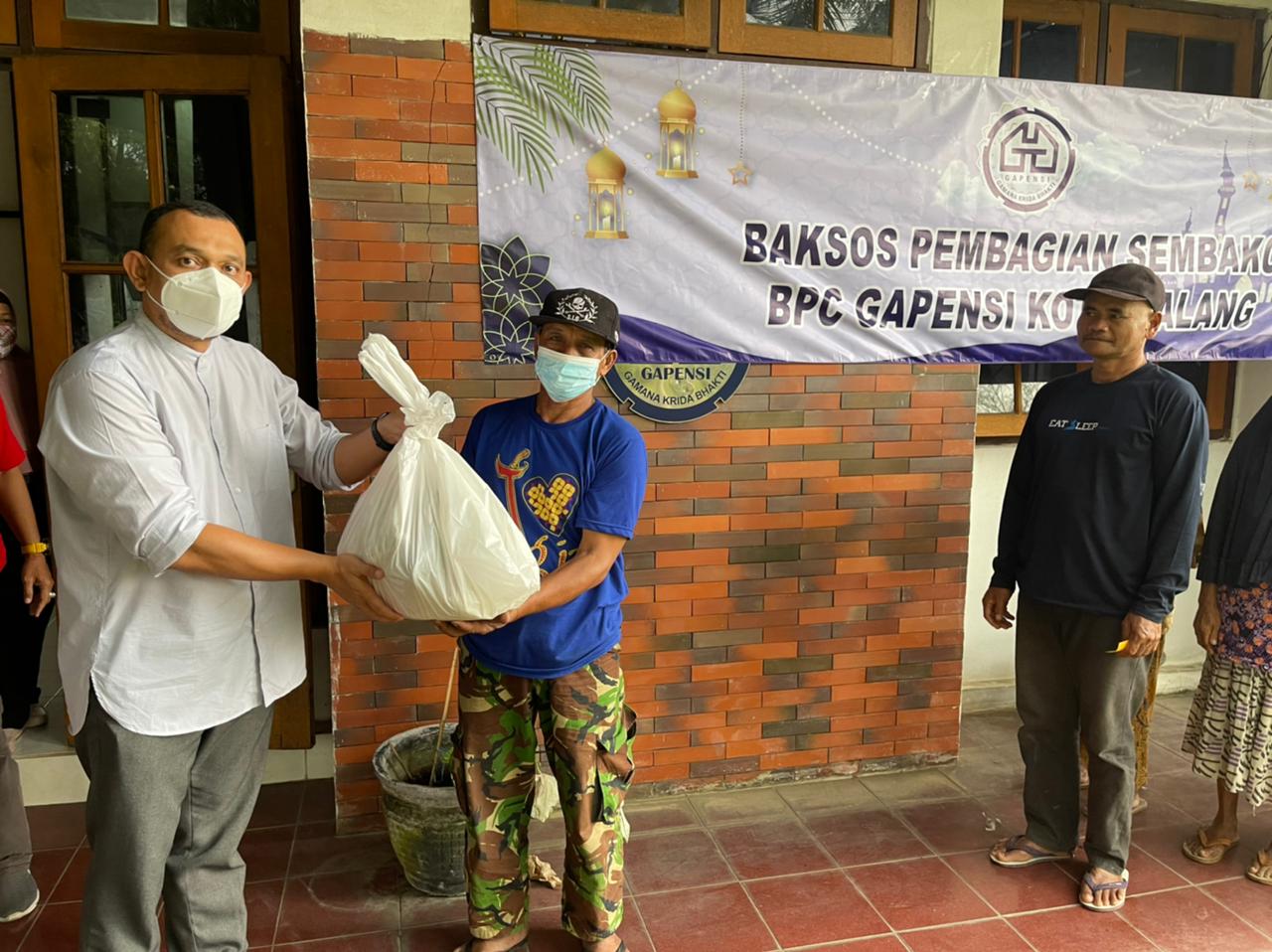Lanjutkan Tradisi, BPC Gapensi Kota Malang Bagi Sembako ke Masyarakat