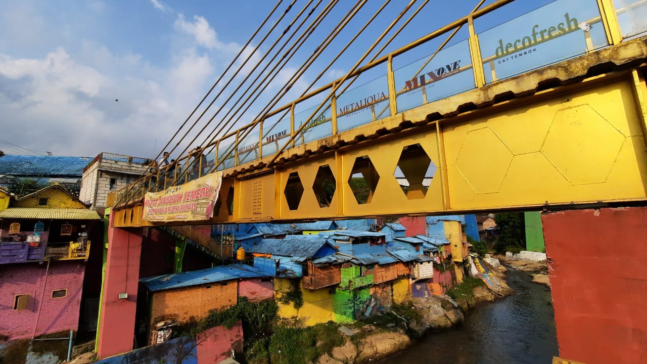 Jembatan Kaca Kampung Warna-Warni Punya Daya Tarik Bagi Wisatawan