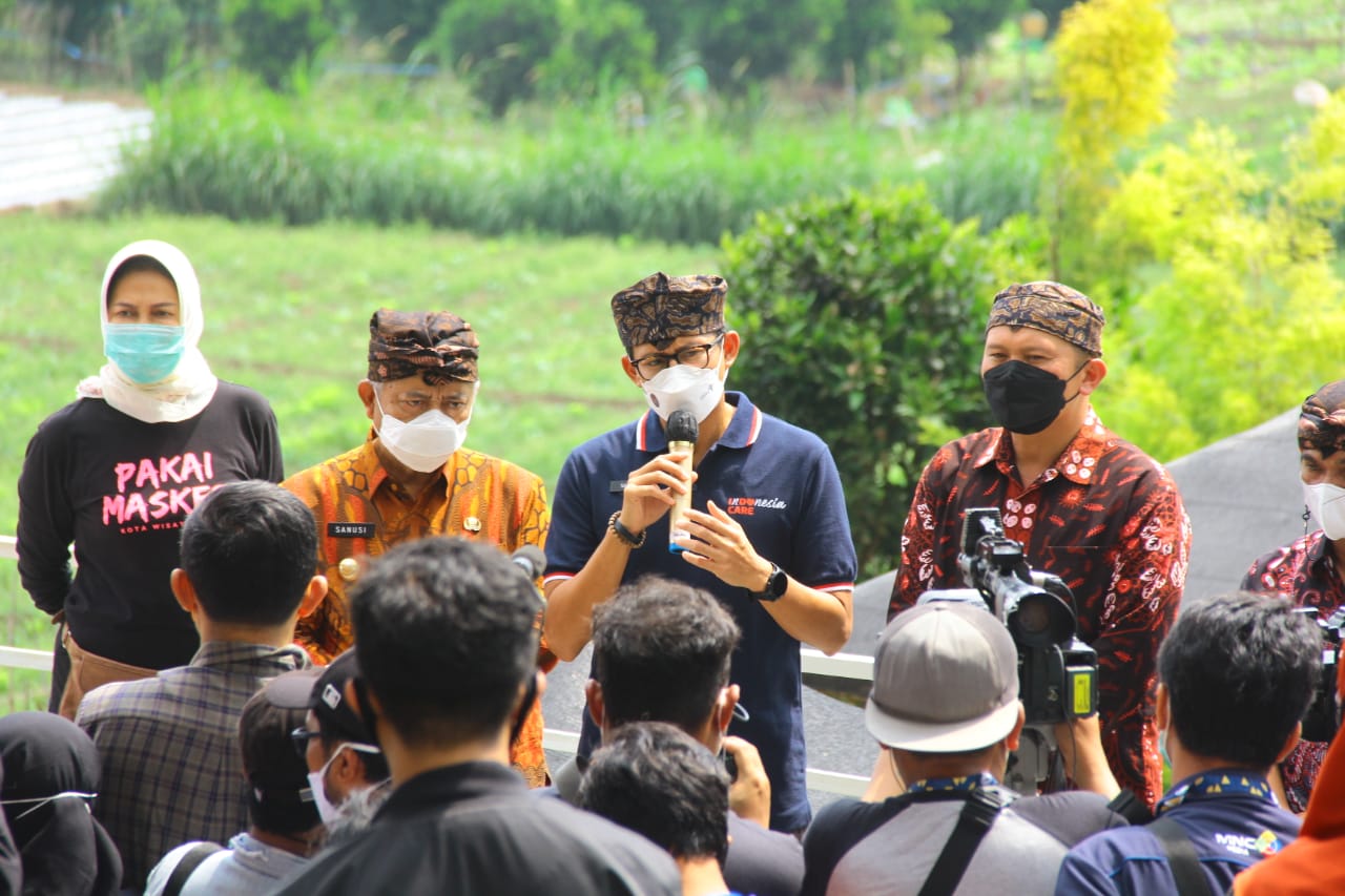 Kampanyekan Anugerah Desa Wisata Indonesia 2021, Sandiaga Uno Kunjungi Cafe Sawah Pujon