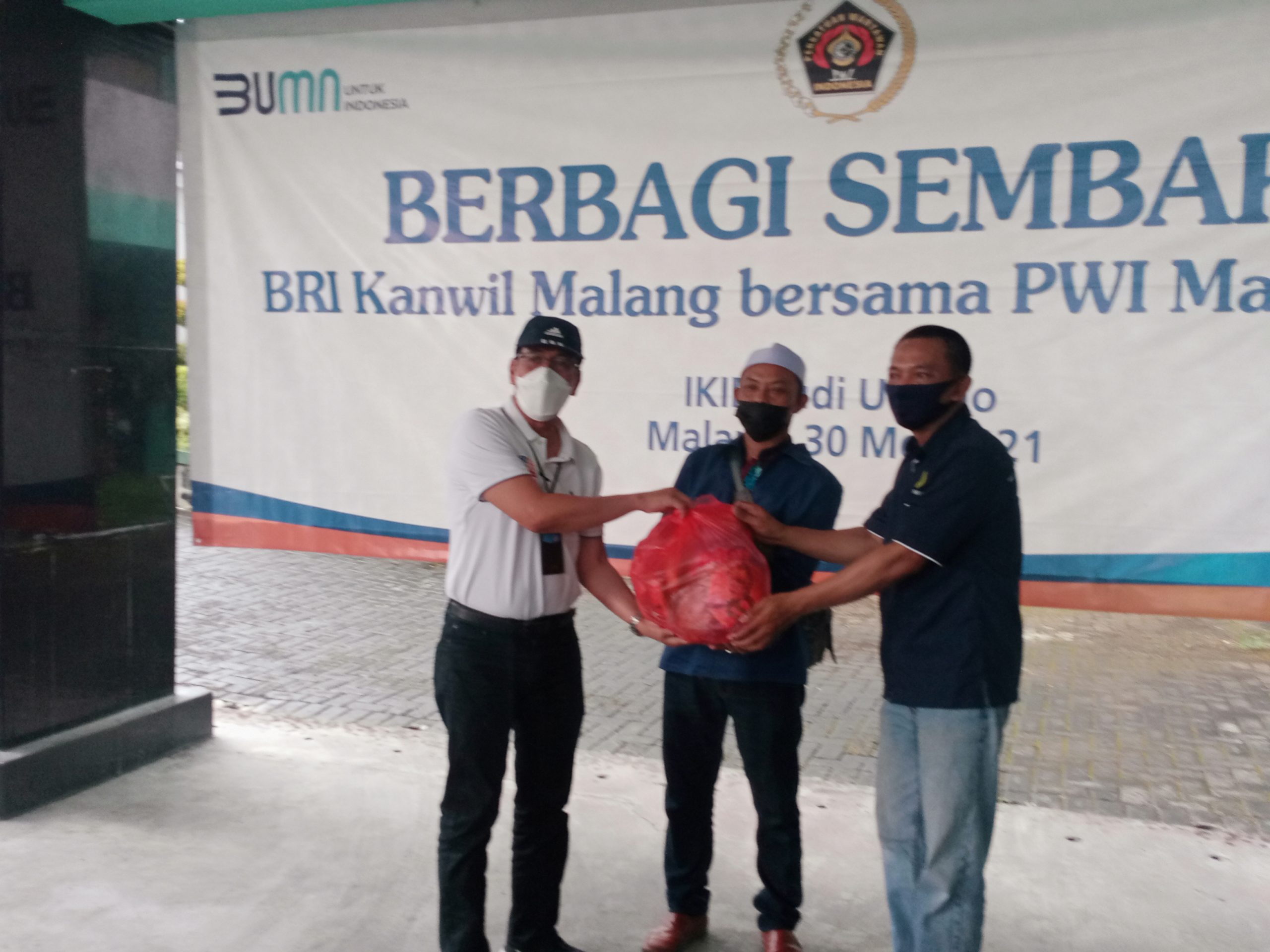 BRI Kanwil Malang Salurkan 250 Paket Sembako