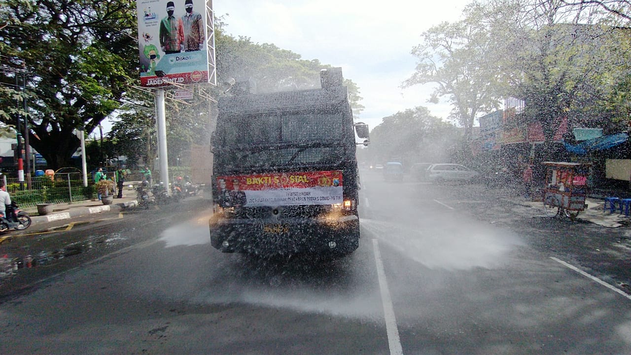 Sambut Hari Bhayangkara, Polresta Malang Kota Semprot Disinfektan ke Beberapa Titik