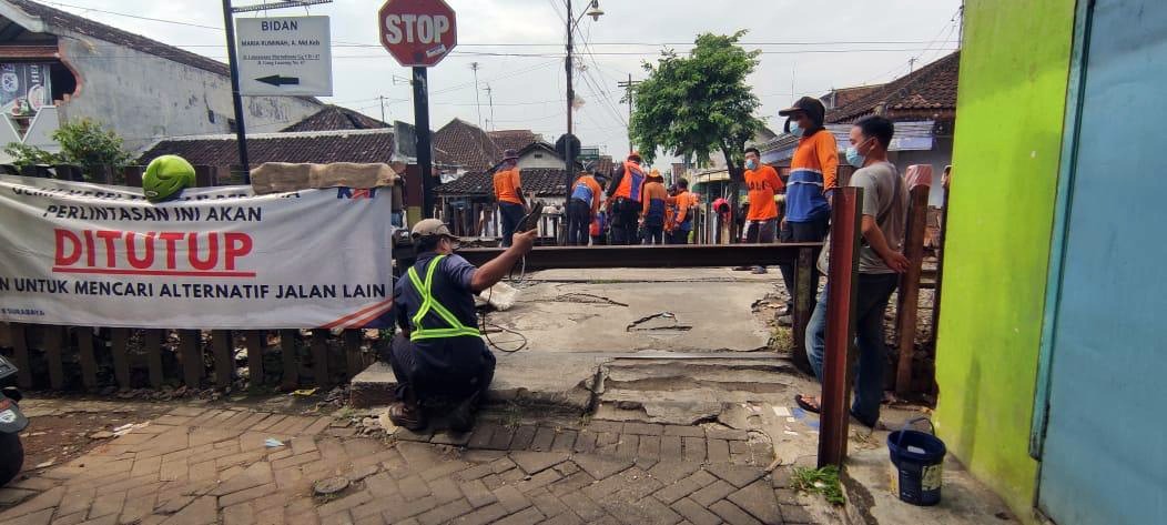Cegah Kecelakaan, KAI Tutup Dua Perlintasan Liar di Kota Malang
