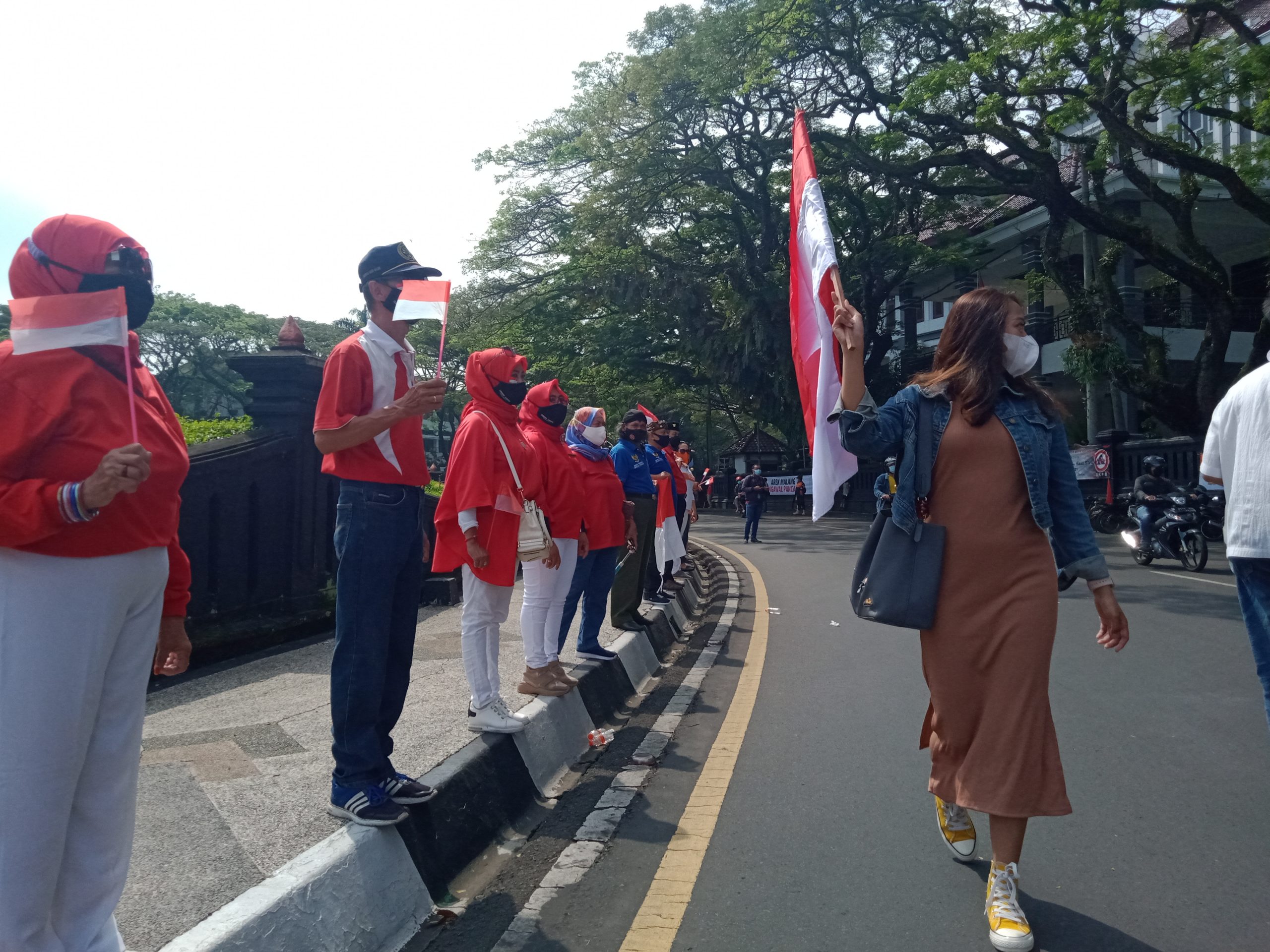 Hari Lahir Pancasila, Ratusan Massa Aksi OMB Nyanyikan Lagu Indonesia Raya