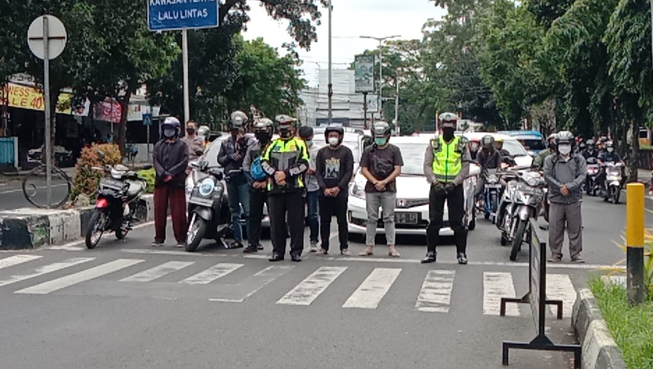 Pengendara Heningkan Cipta 60 Detik untuk Doakan Korban Covid-19