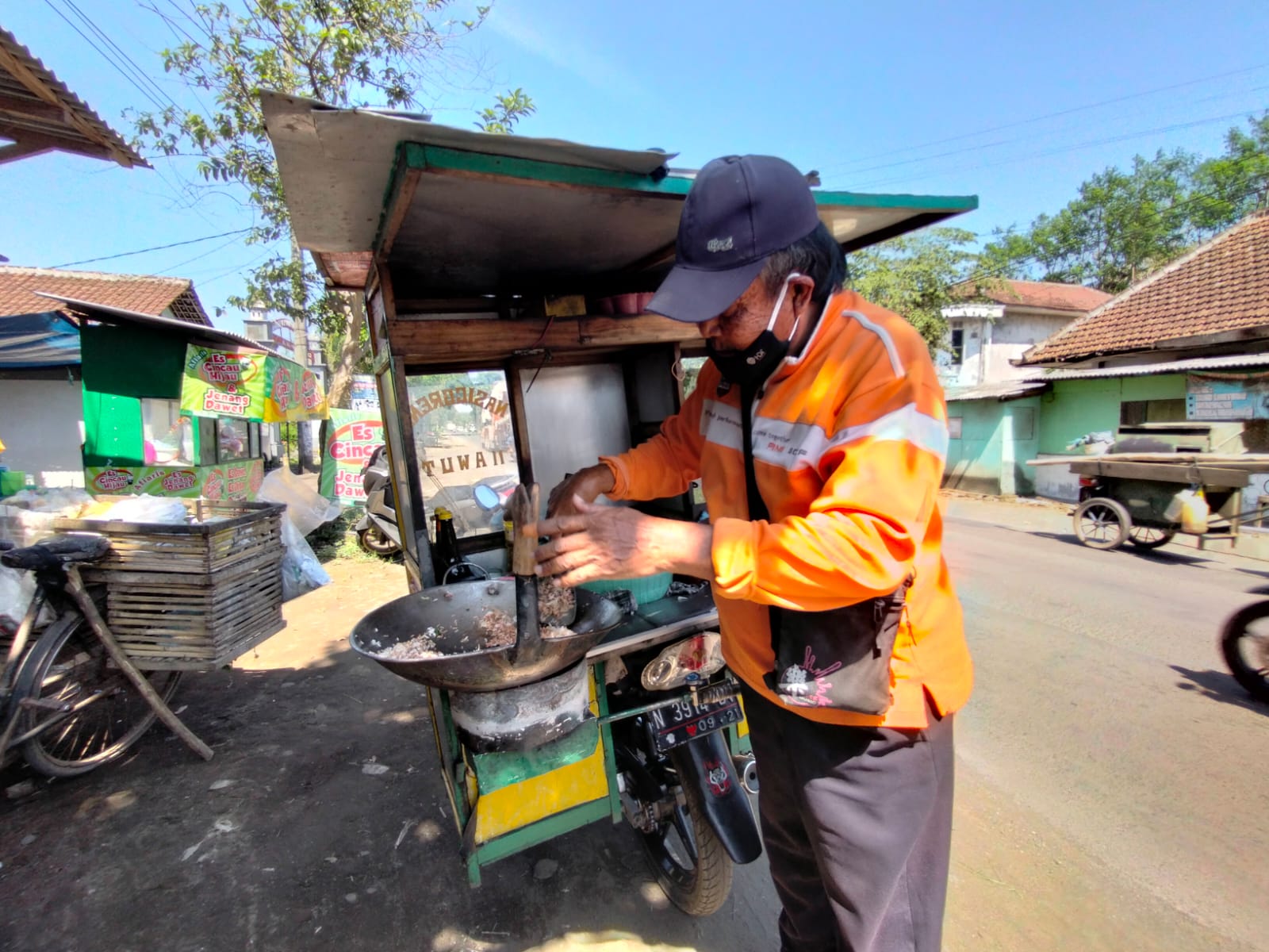 Siasati PPKM Darurat, Penjual Nasi Goreng Keliling Ubah “Jam Kerja”
