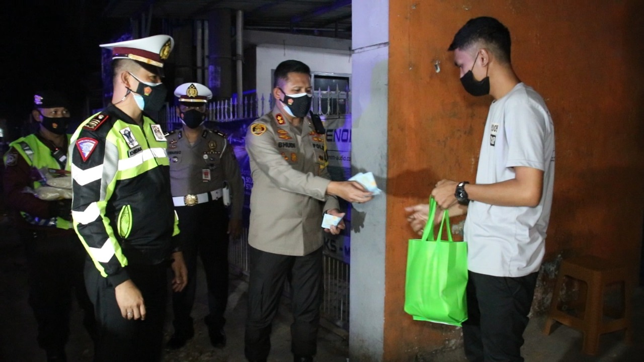 Kapolresta Malang Kota Terjun Langsung Beri Bantuan ke Masyarakat Terdampak PPKM Darurat