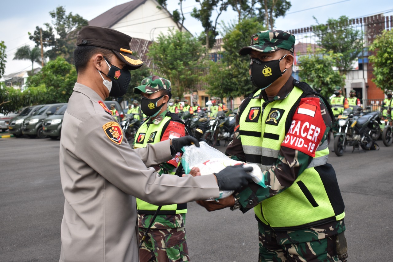 Dandim 0818 Pimpin Penyaluran Bansos Gratis dari Rumah ke Rumah di Wilayah Kabupaten Malang