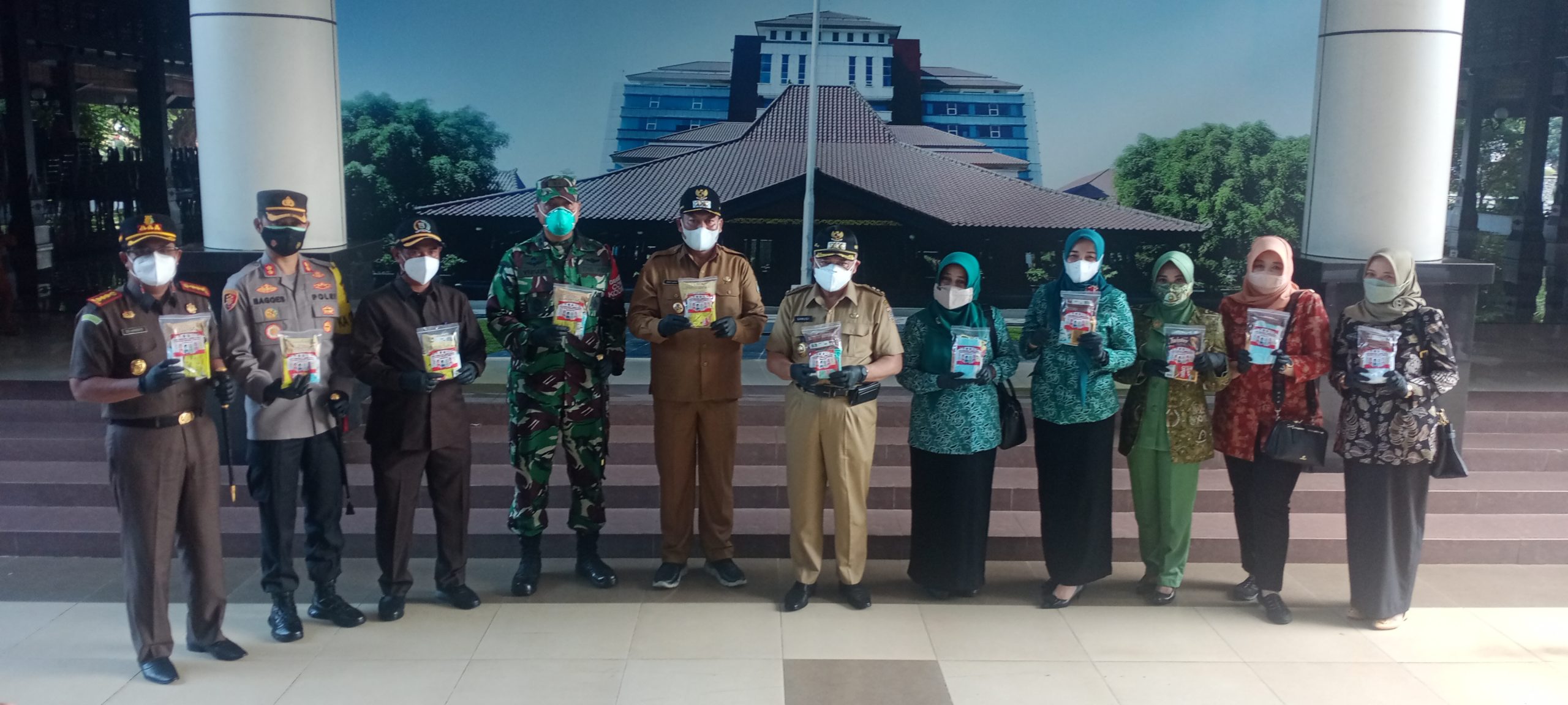 Forkopimda Bagikan Paket Masker di Tiga Wilayah di Kabupaten Malang