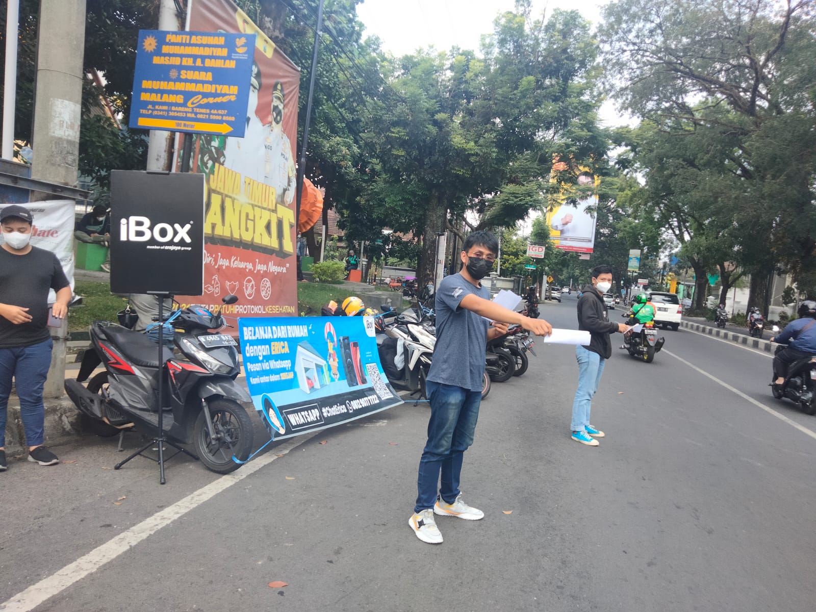 Imbas PPKM, Toko HP di Malang Terpaksa Jualan di Pinggir Jalan