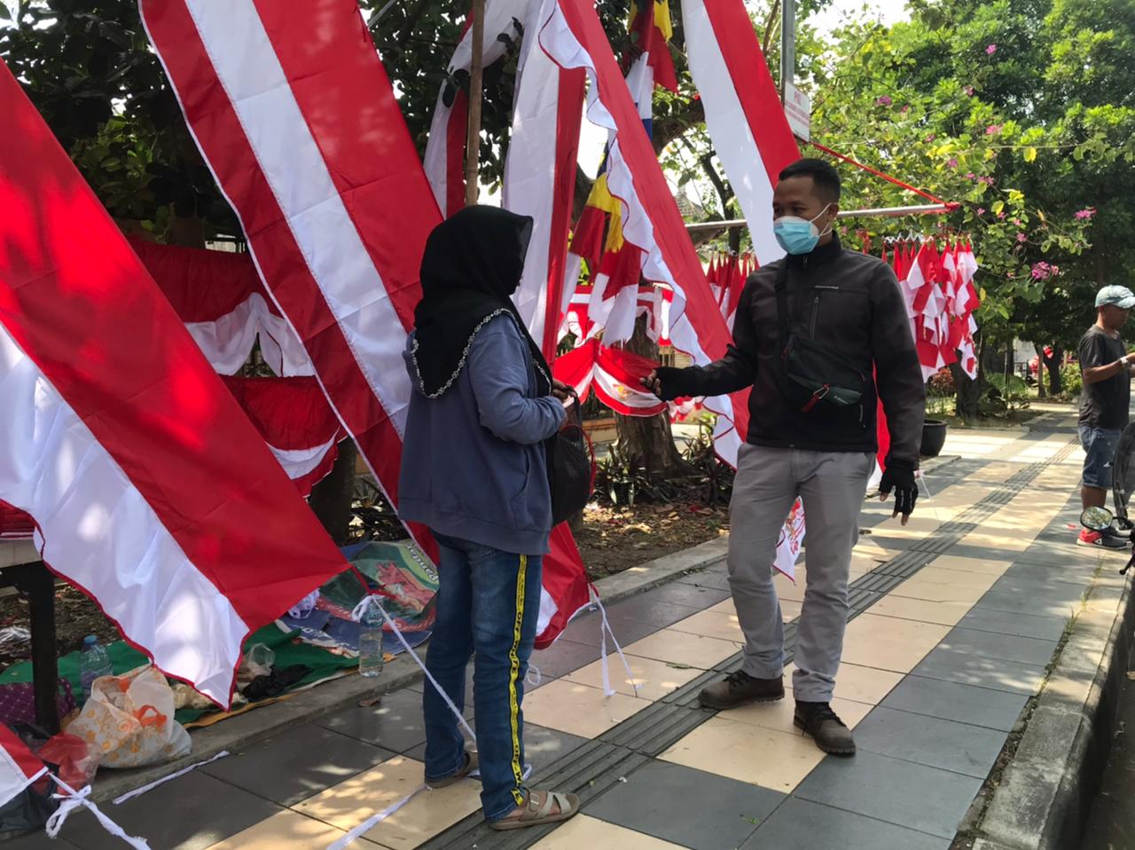 Tahun ke 2 Covid-19, Pendapatan Penjual Bendera di Malang Merosot