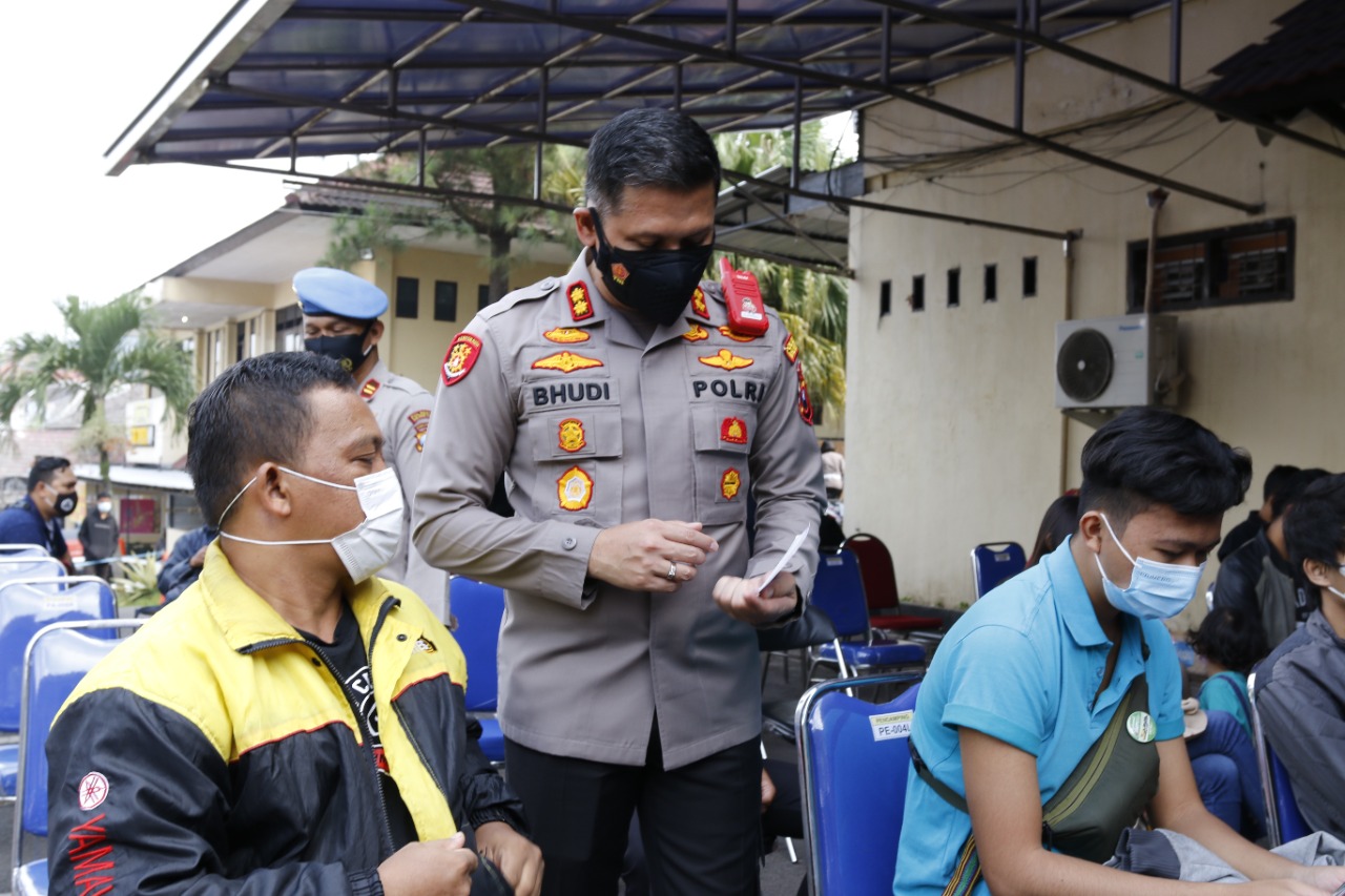 Jelang HUT ke-34 Arema, Polresta Malang Kota Beri Kado Vaksinasi ke Aremania