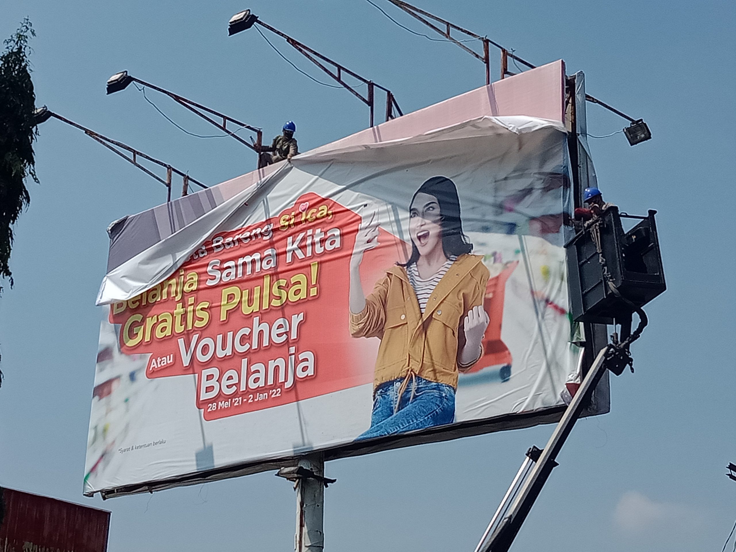 Bapenda Kota Malang bersama Tertibkan Reklame Nunggak Pembayaran