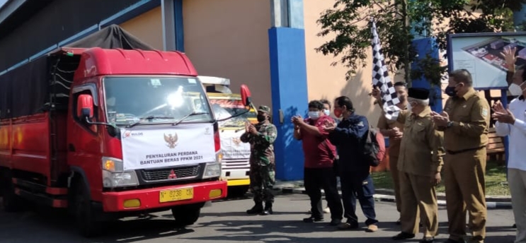 Kemensos Bagikan 2.001 Ton Beras Bagi Masyarakat Kabupaten Malang Terdampak PPKM