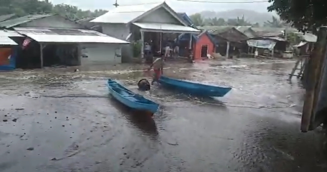 Gelombang Tinggi Pantai Malang Selatan Timbulkan Banjir Rob