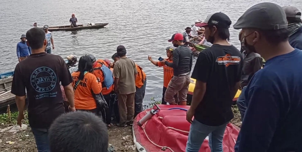 7 Jam Dicari, Mayat Nelayan Tersangkut Jangkar di Waduk Selorejo