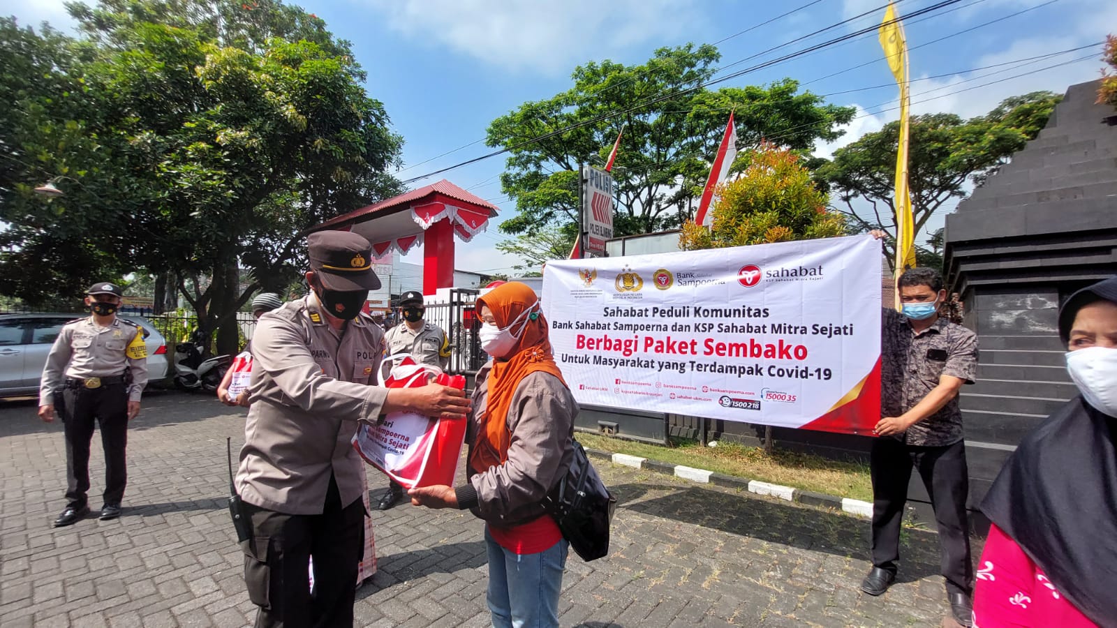 Aksi Peduli Bank Sampoerna dan KSP Sahabat Mitra Sejati, Sebar Bantuan di 17 Cabang