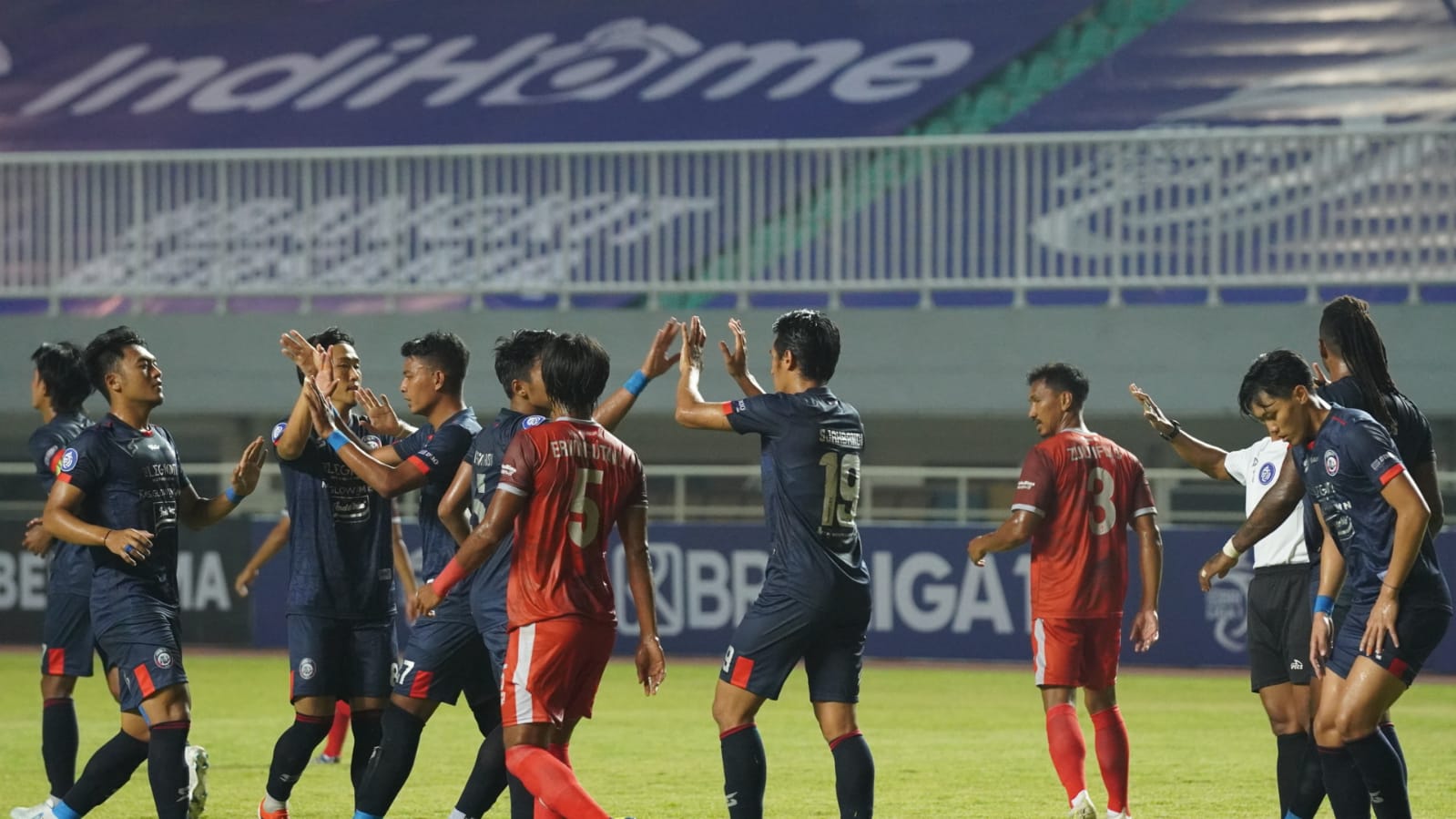 10 Pemain Arema FC Imbangi Perlawanan PSM Makassar