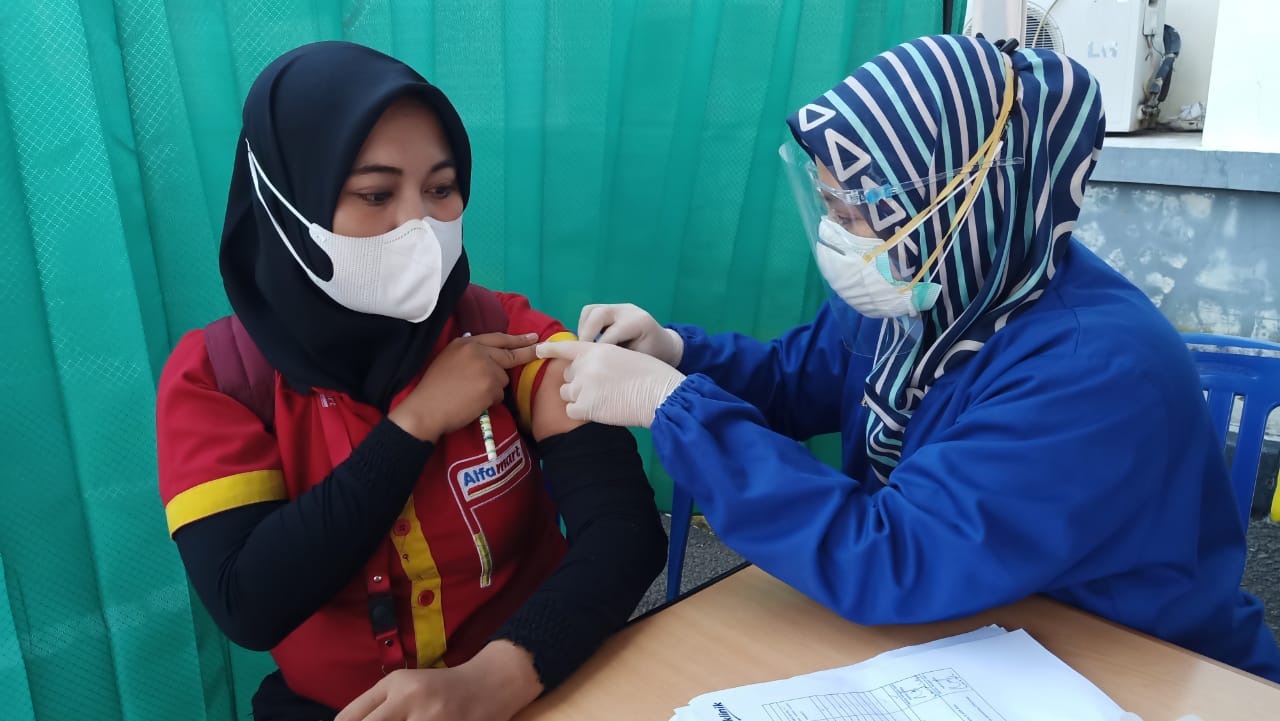 Bantu Percepatan Herd Immunity, PT Sumber Alfaria Trijaya Gelar Vaksinasi Massal Bagi Karyawan