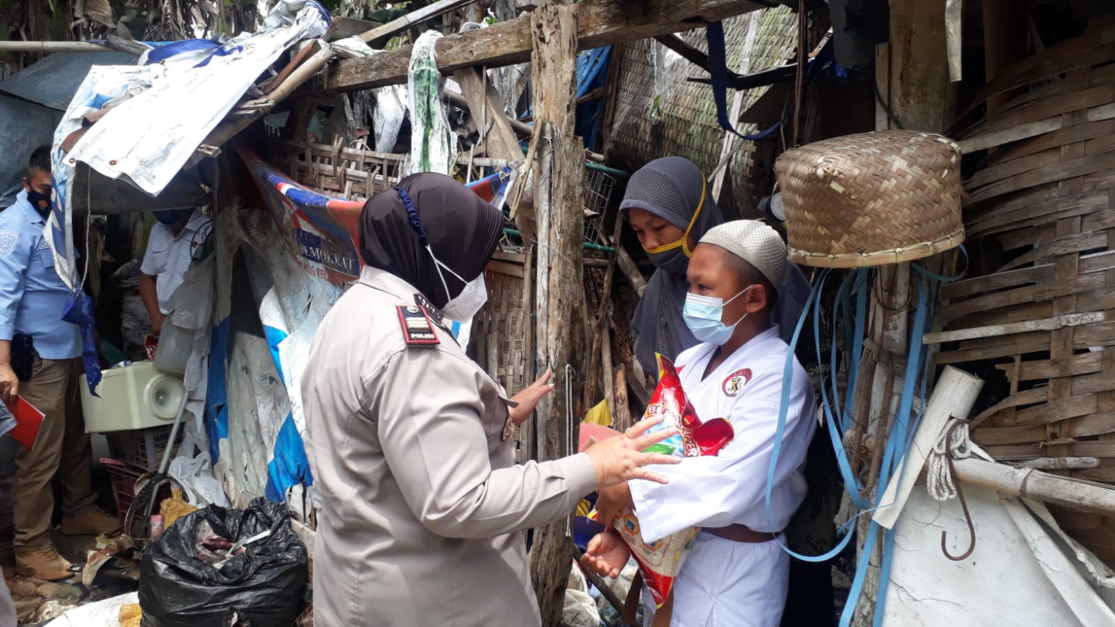 Anggota Polres Malang Sambangi Ipul Beri Bantuan dan Janji Bedah Rumah