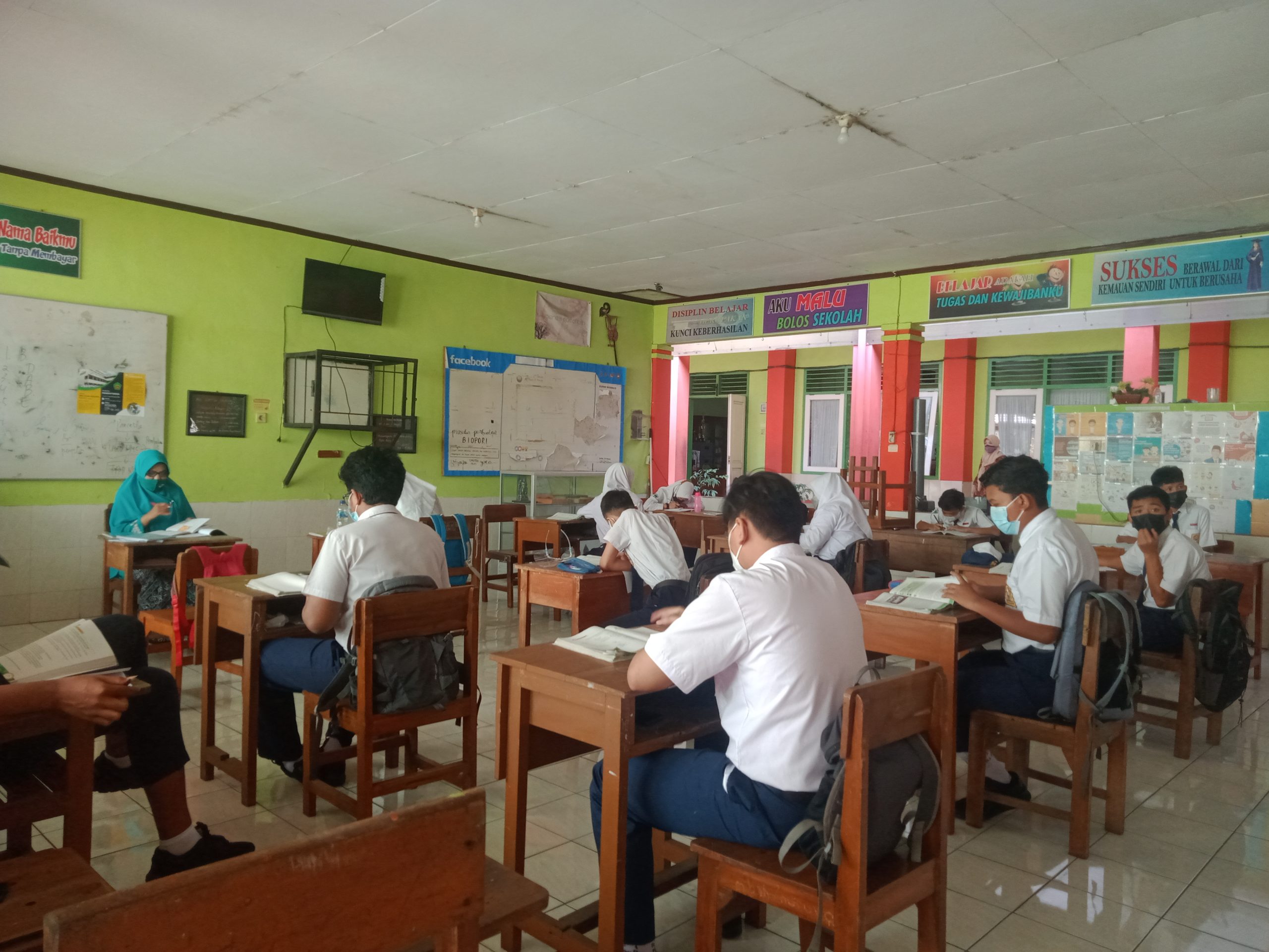 Uji Coba PTM dimulai, SMPN 20 Kota Malang Manfaatkan Gasebo Hingga Lab Komputer untuk Kelas