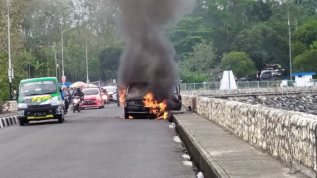 Mobil Terbakar di Bendungan Karangkates, Diduga Karena Korsleting Listrik