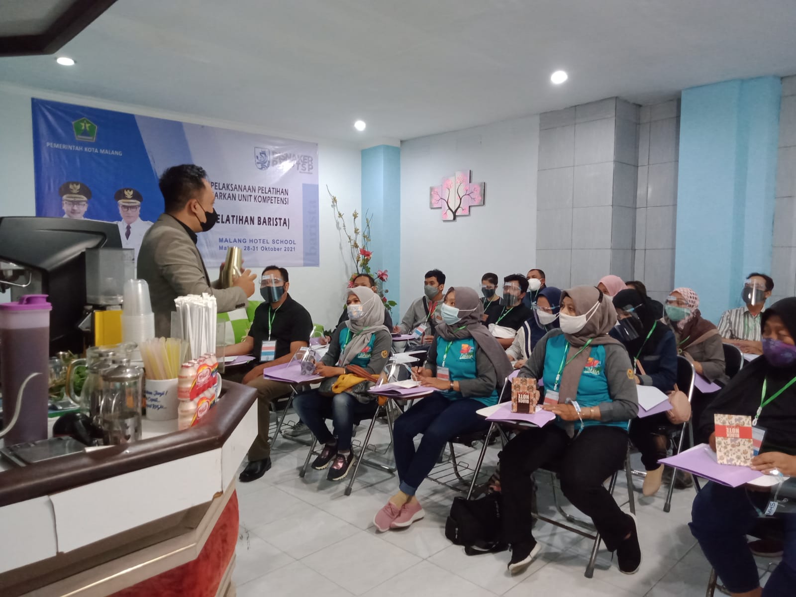Puluhan Pegawai Pabrik Rokok Kota Malang Ikuti Pelatihan Barista