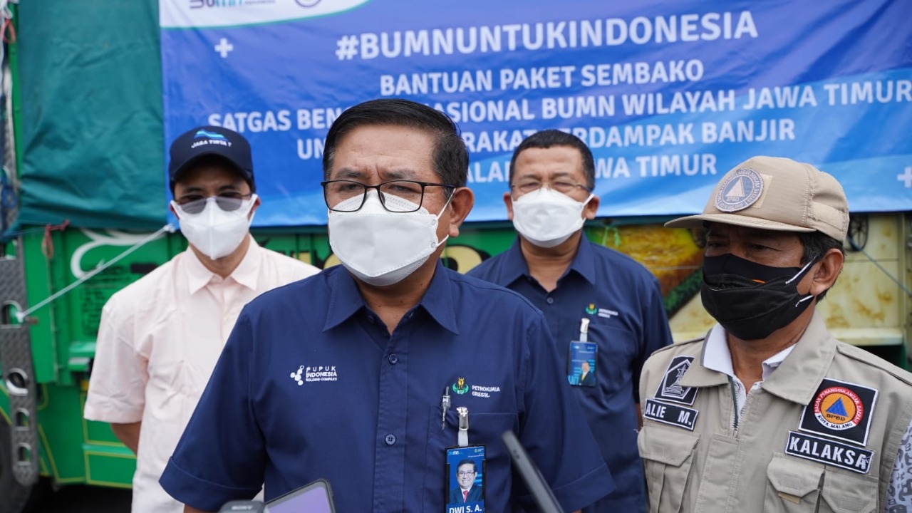 Petrokimia Gresik Berikan 1.200 Paket Sembako untuk Korban Banjir Malang-Batu