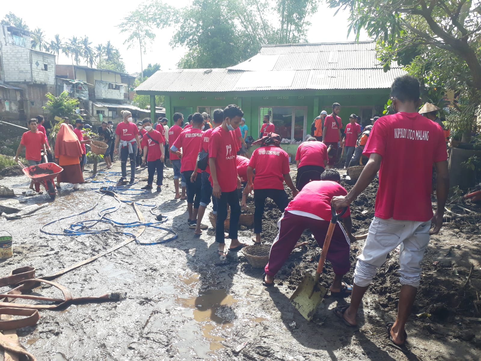 IBU Peduli Ikut Kerja Bakti Bersihkan Sisa Banjir Bandang