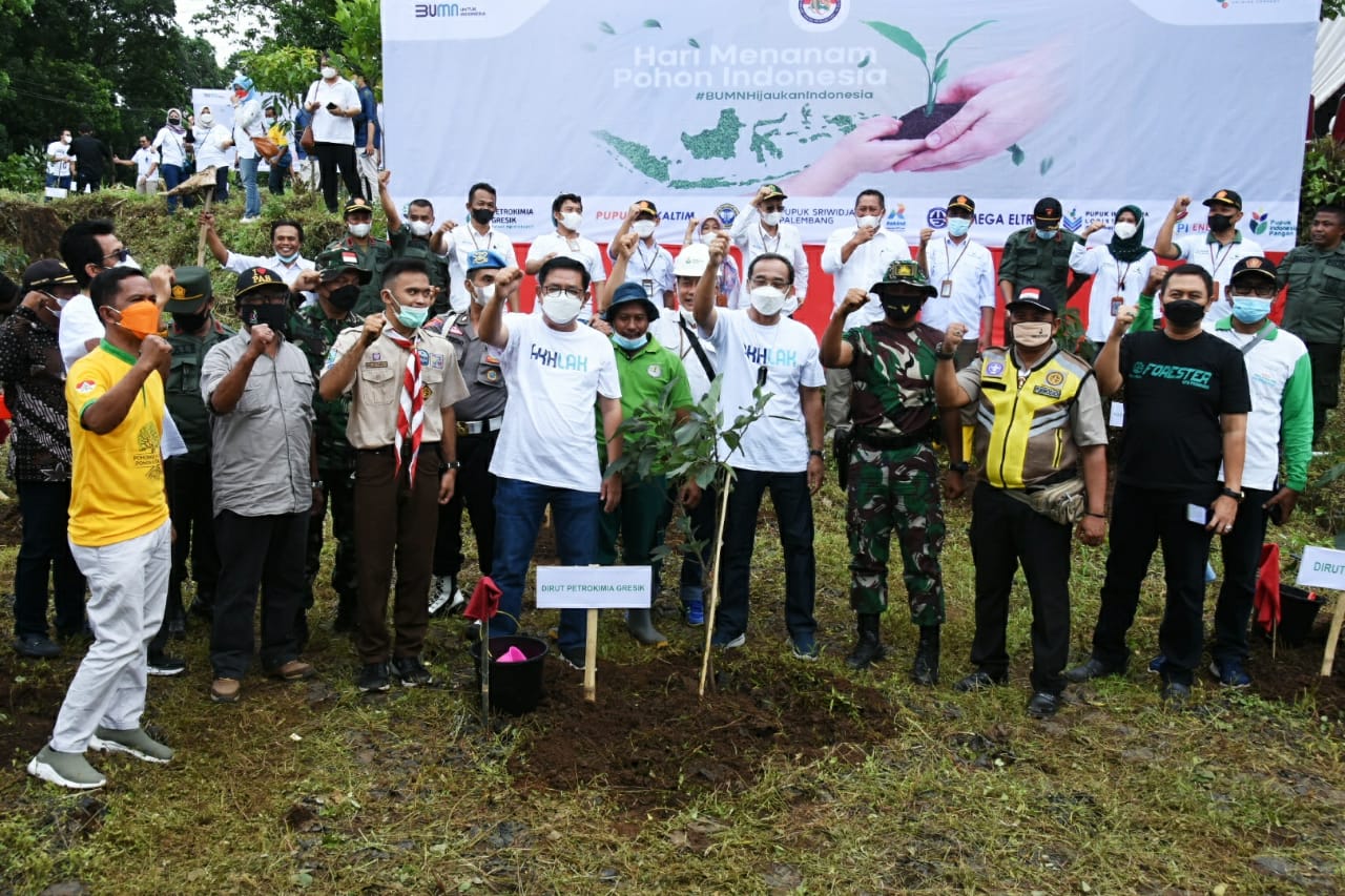 Dukung Gerakan BUMN Hijaukan Indonesia, Petrokimia Gresik Tanam 12.300 Pohon