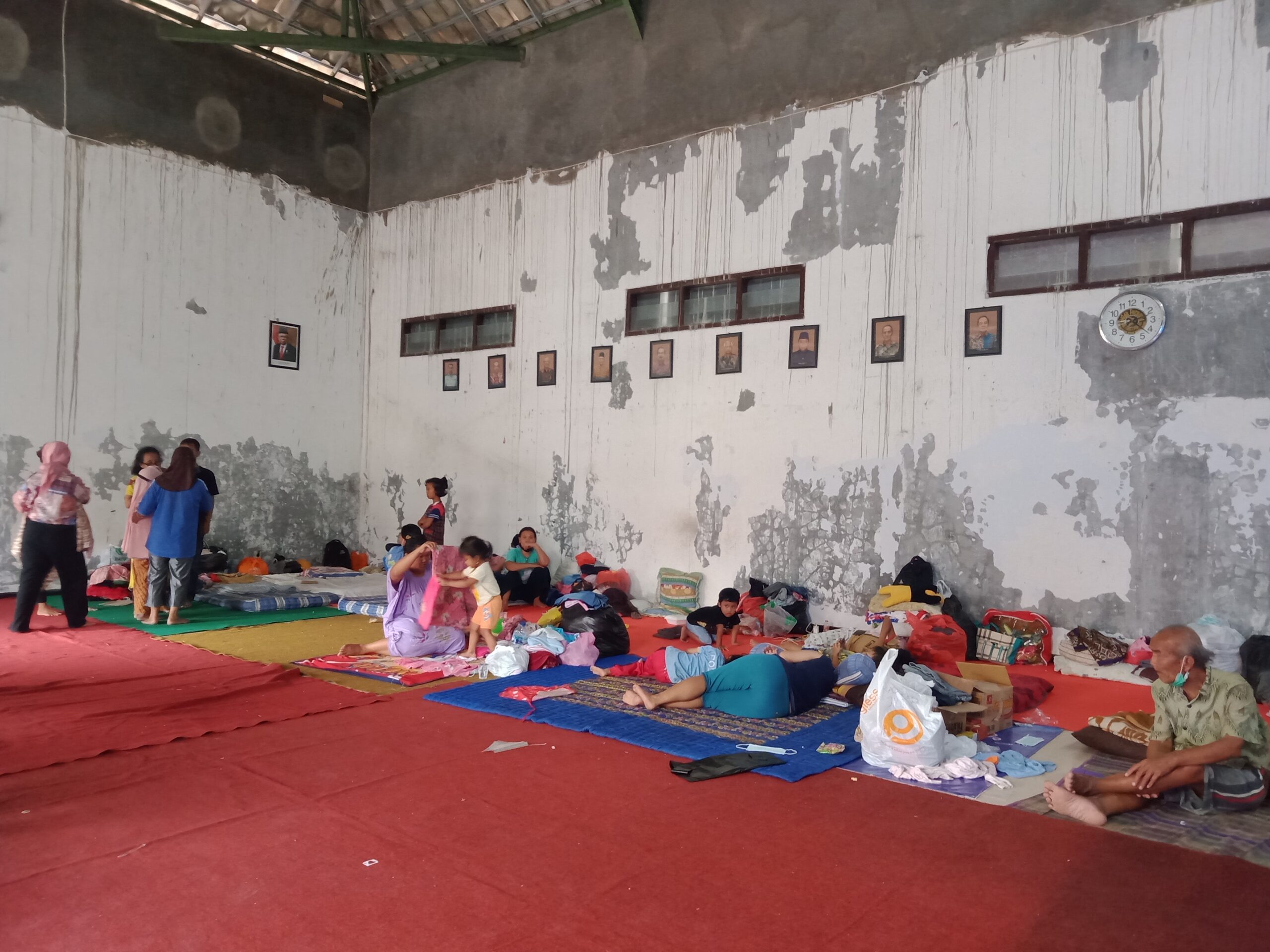 Rumah Masih Banyak Lumpur, Warga Jatimulyo Tetap Tinggal di Pengungsian