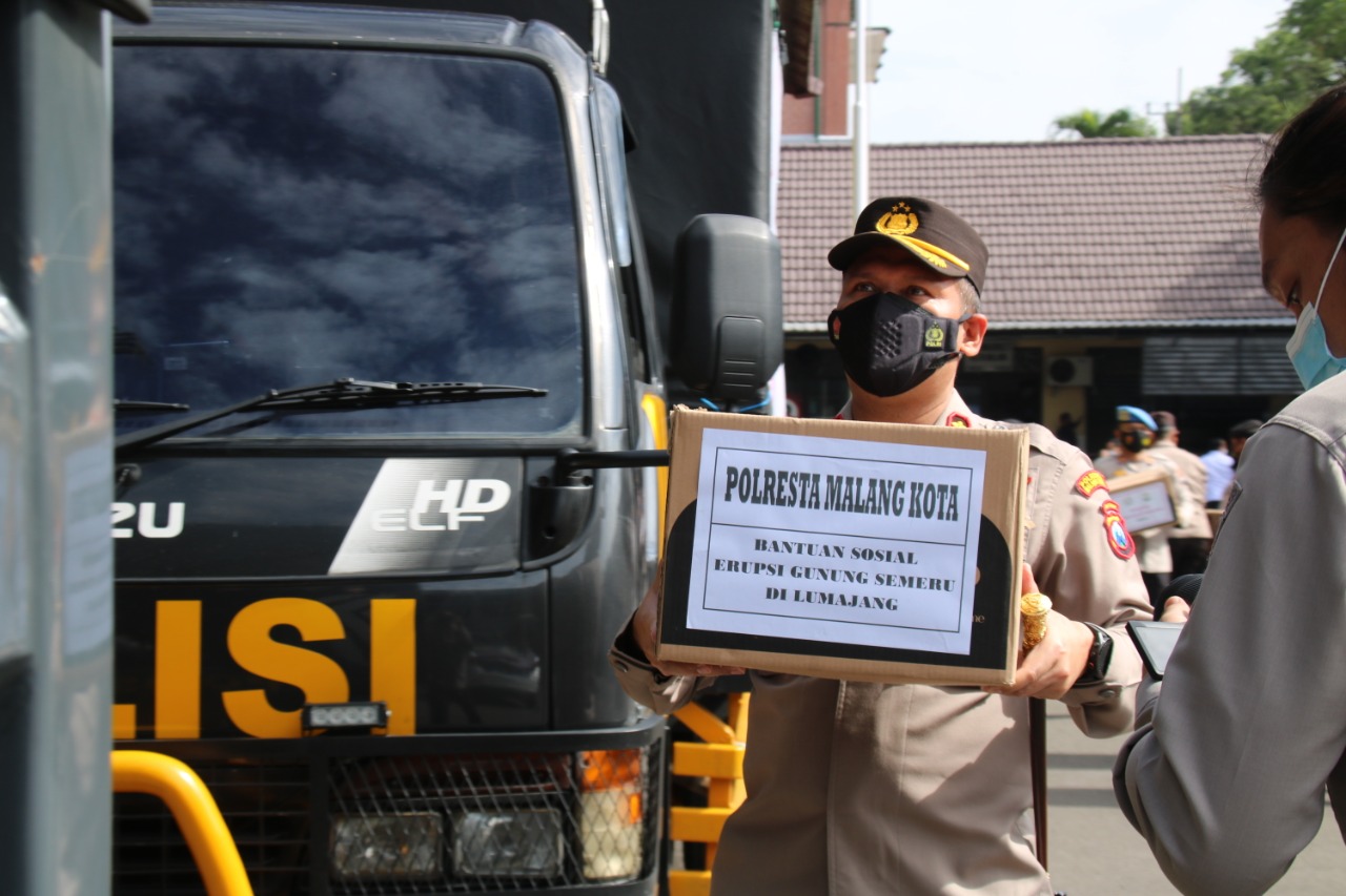 Polresta Malang Kota Kirim Bantuan ke Korban Terdampak Erupsi Semeru