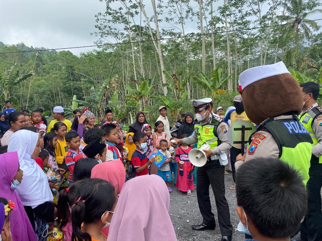 Polres Malang Terjunkan Tim Trauma Healing Untuk Anak-anak Korban Erupsi Semeru