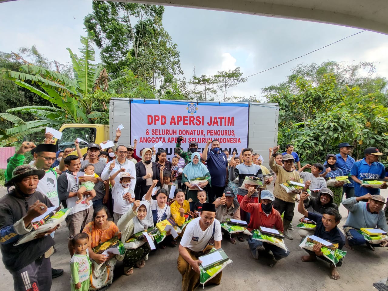 DPD Apersi Jatim Salurkan Bantuan Bagi Korban Erupsi Gunung Semeru