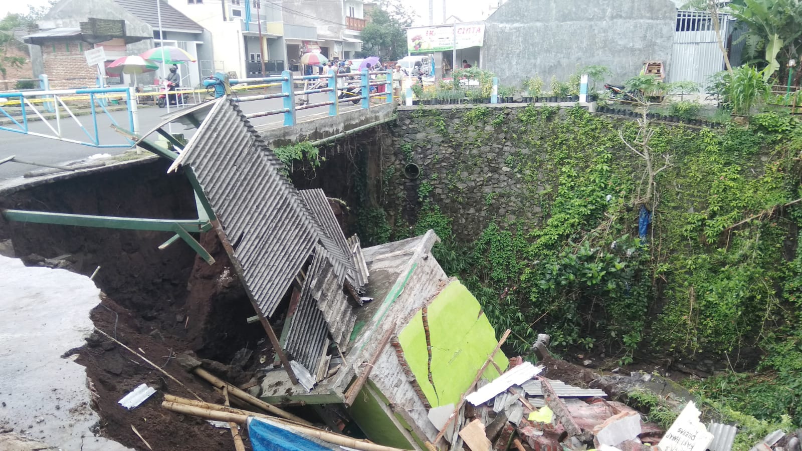 Longsor di Singosari Kabupaten Malang Menyeret Pos Sekaligus Satpamnya