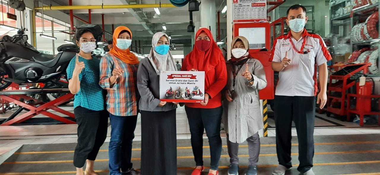 Hari Ibu, MPM Honda Jatim Apresiasi Jurnalis Wanita Berikan Servis Motor Gratis