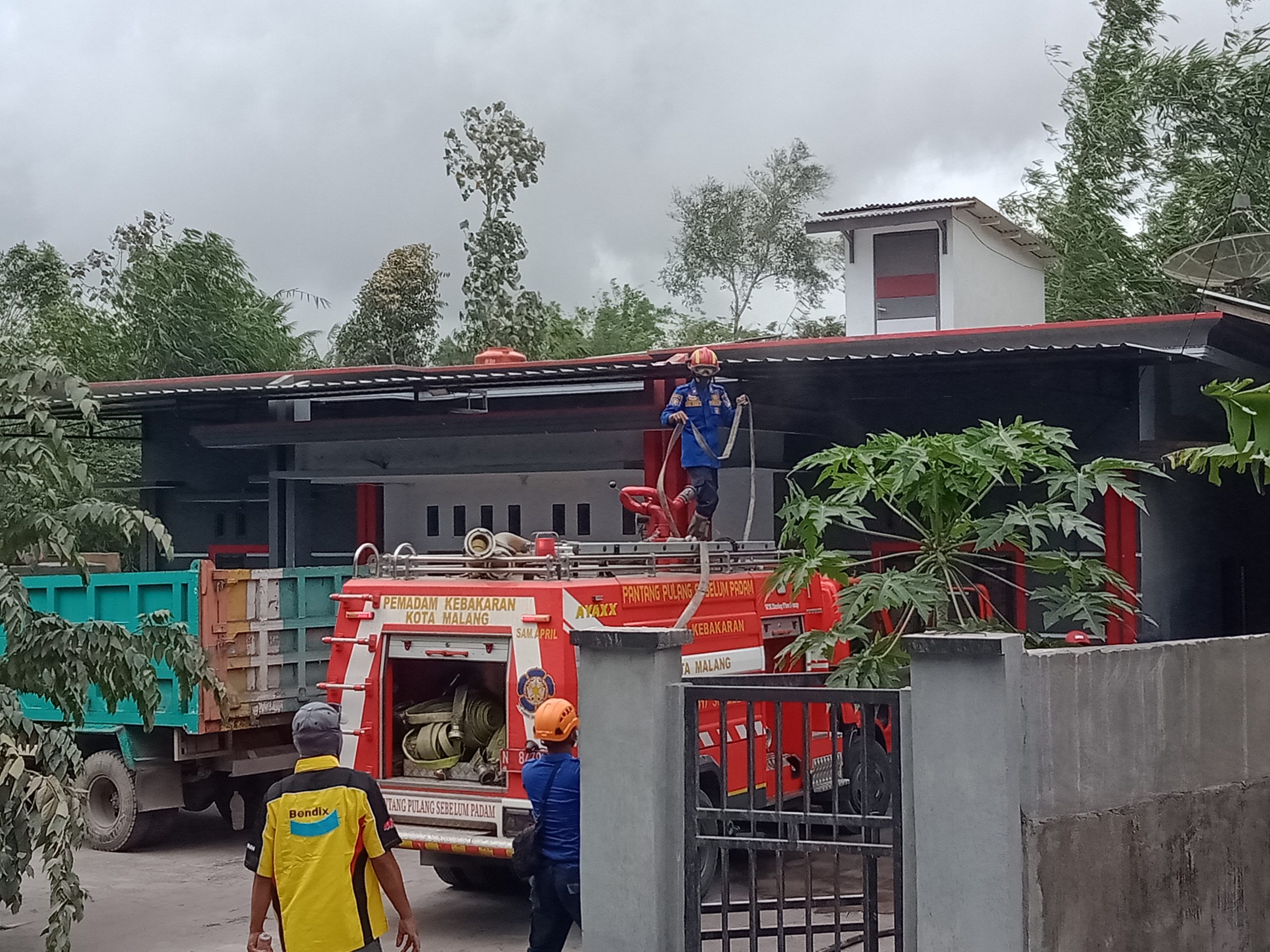 Damkar Kota Malang Suplai Air Bersih ke Rumah Warga Terdampak Erupsi Semeru